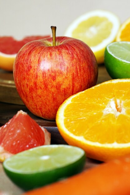 Frutas e vegetais colocados próximos uns dos outros