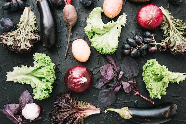 Frutas e vegetais em fundo escuro