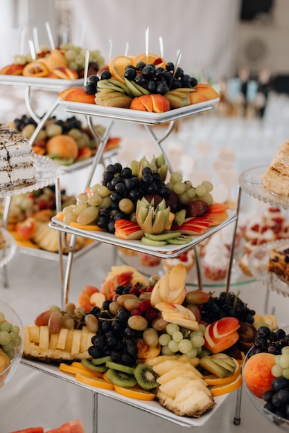 Frutas fatiadas estão em um suporte em camadas