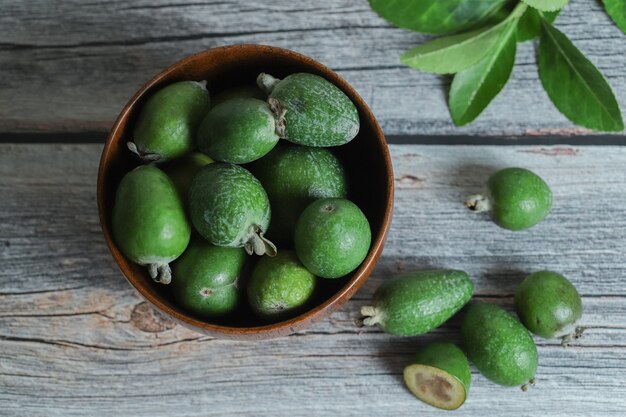 Frutas frescas de feijoa em uma tigela de madeira.