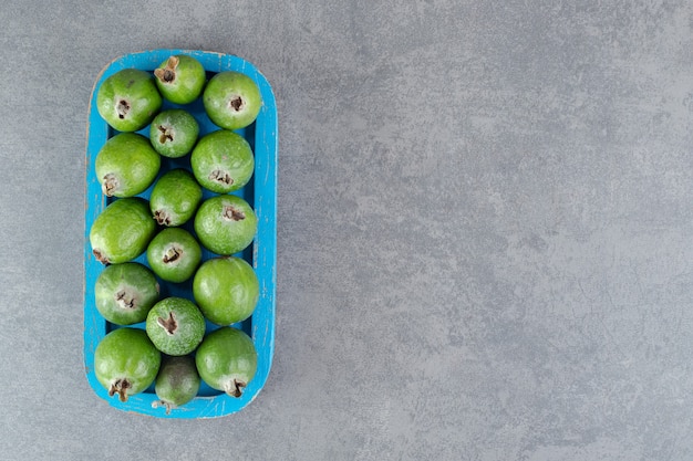 Frutas frescas de feijoa na placa azul. Foto de alta qualidade