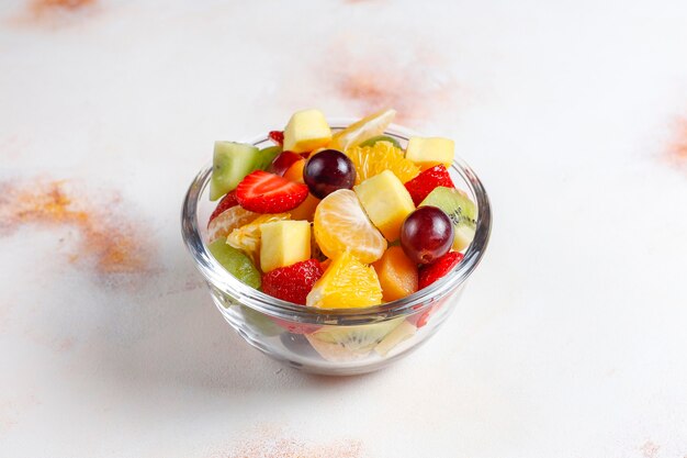 Frutas frescas e salada de baga, alimentação saudável.