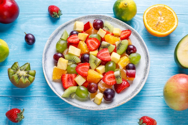 Frutas frescas e salada de baga, alimentação saudável.