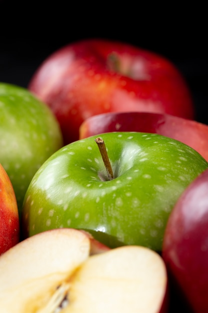 Frutas frescas vermelhas e verdes suculentas maçãs maduras isoladas na mesa escura