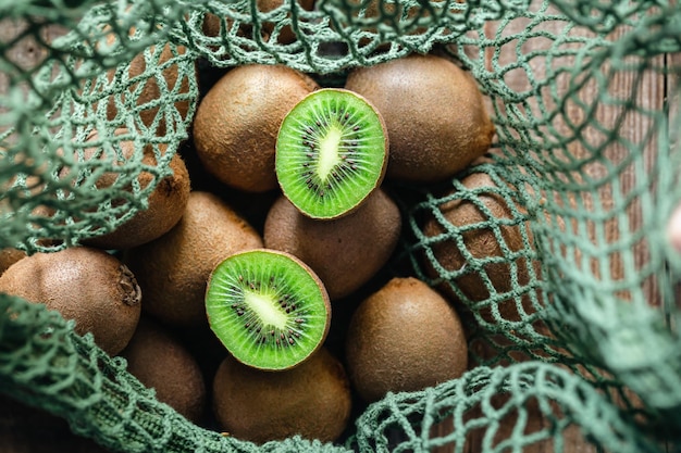 Frutas kiwi na vista superior do saco ecológico de perto