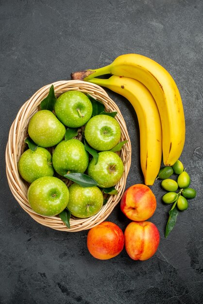 frutas maçãs verdes na cesta frutas cítricas nectarinas e banana