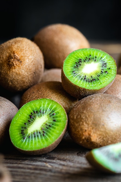 Frutas maduras de kiwi cortadas e inteiras de perto