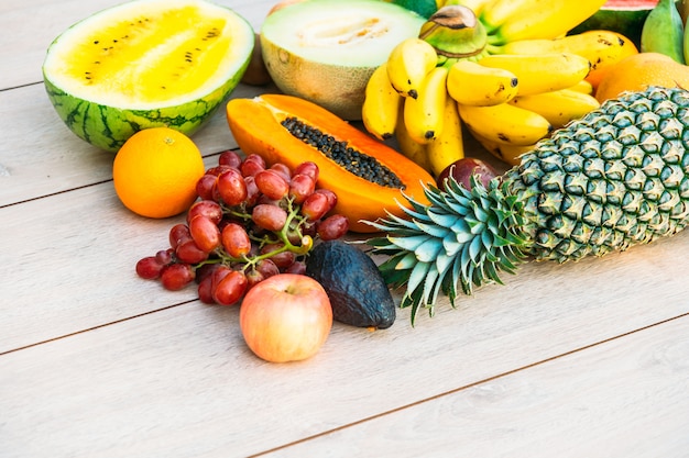 Foto grátis frutas mistas com banana laranja e outras