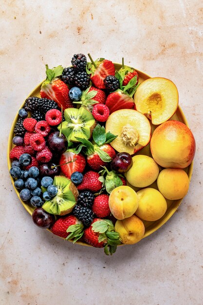 Frutas mistas espalmadas com fotos de comida de pêssegos e kiwis