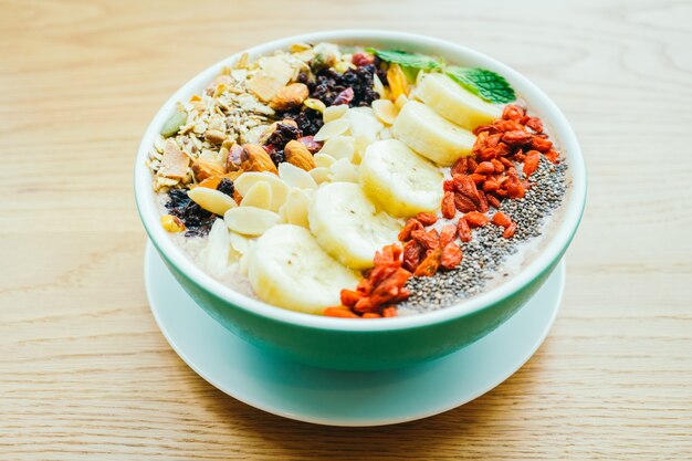 Frutas misturadas com muesli e granola