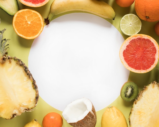 Frutas orgânicas e frescas de close-up em cima da mesa