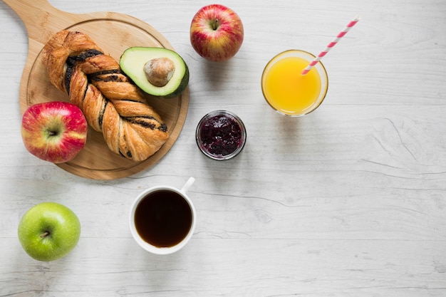 Foto grátis frutas perto de bebidas e pão