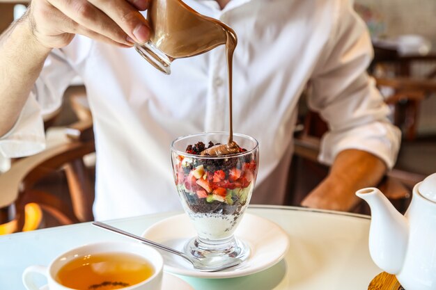 Frutas picadas cobertas com chocolate quente