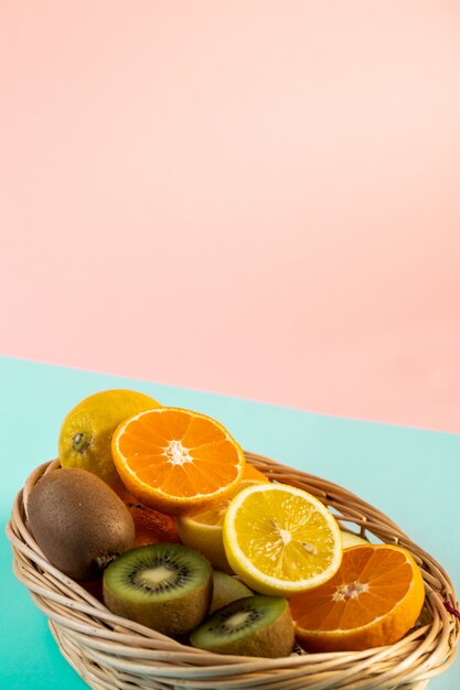 Foto grátis frutas picadas em uma cesta de vime na mesa