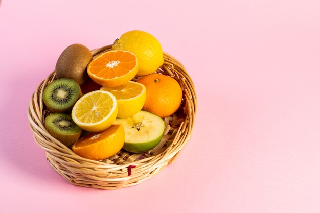 Frutas picadas em uma cesta de vime na mesa