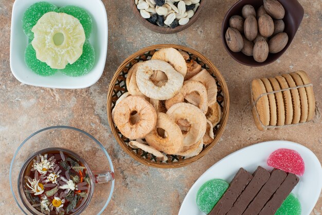 Frutas saudáveis secas com geleia e xícara de chá de ervas