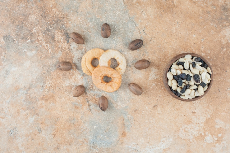 Foto grátis frutas saudáveis secas com passas e nozes em fundo de mármore
