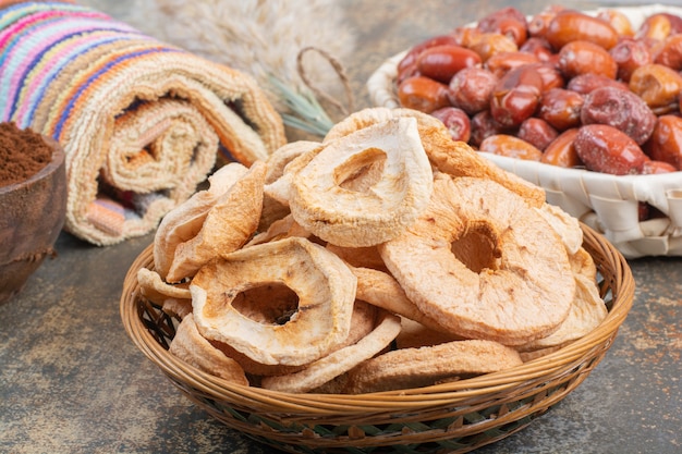 Frutas secas em tigela de madeira com fundo de mármore. Foto de alta qualidade