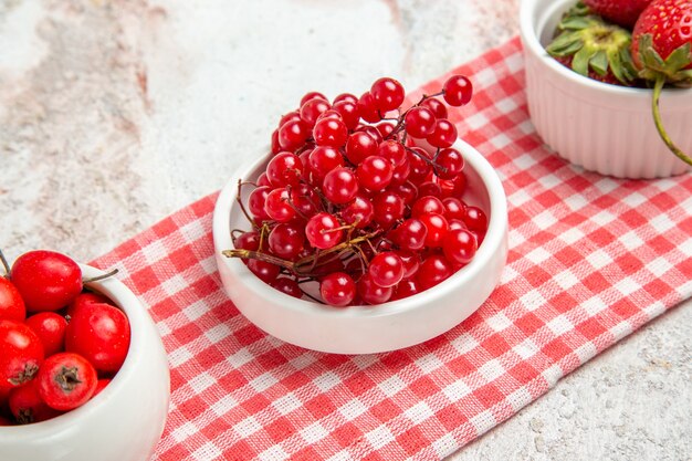 Frutas vermelhas frescas com frutas vermelhas na mesa branca