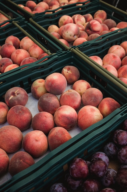 Foto grátis frutas vermelhas pêssego em close-up de cesta verde