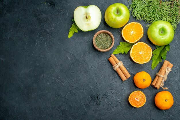 Frutas vista de cima na mesa preta