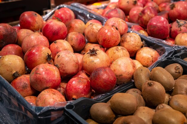 Foto grátis fruto de granada de romã em uma pilha em um mercado