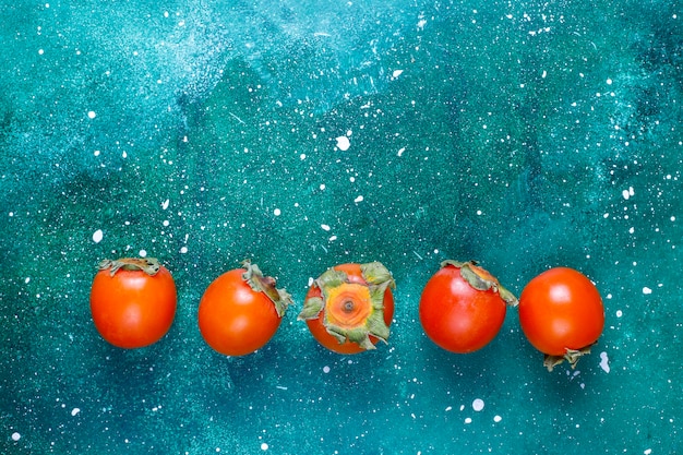 Foto grátis frutos de caqui maduros orgânicos frescos.