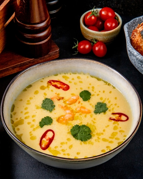 Foto grátis frutos do mar creme de sopa de camarão verdes vista lateral