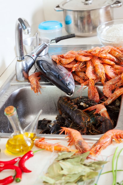 Foto grátis frutos do mar e especiarias não cozidos