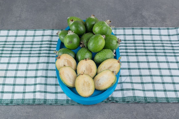 Frutos maduros de feijoa na placa azul. foto de alta qualidade