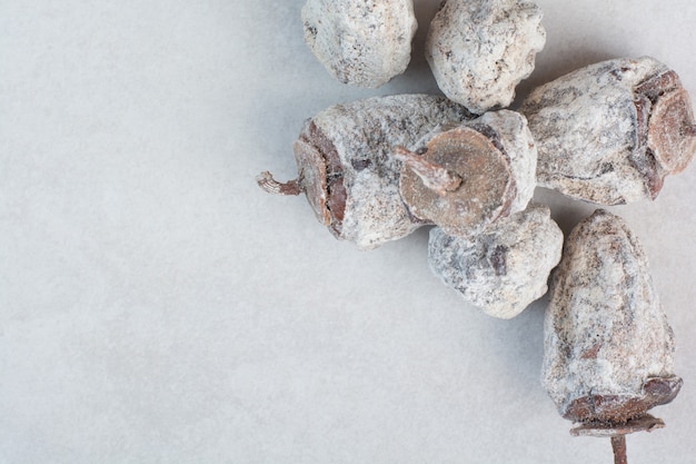 Frutos secos saudáveis em fundo branco. Foto de alta qualidade