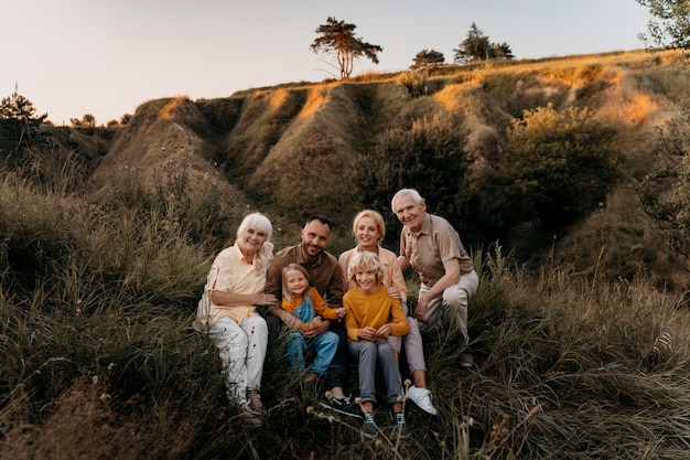 Full shot família feliz ao ar livre