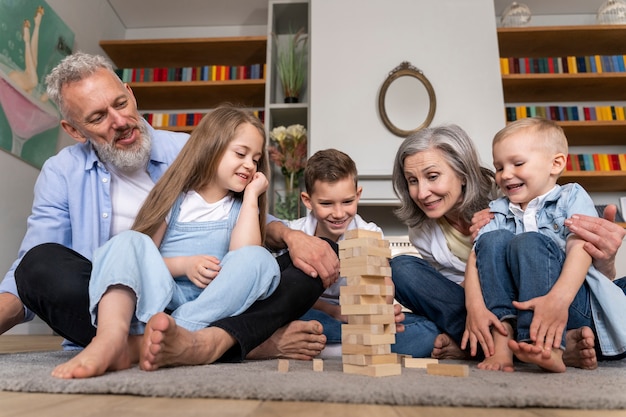 Foto grátis full shot família feliz em casa