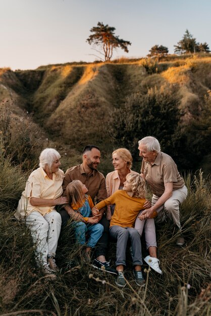 Full shot família feliz na natureza