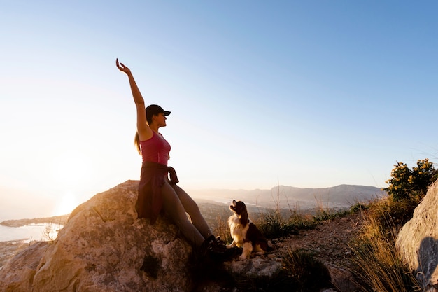 Foto grátis full shot mulher com cachorro na natureza