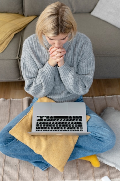 Foto grátis full shot mulher com laptop em casa