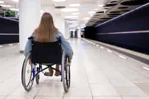 Foto grátis full shot mulher em cadeira de rodas