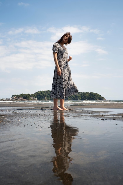 Foto grátis full shot mulher japonesa ao ar livre