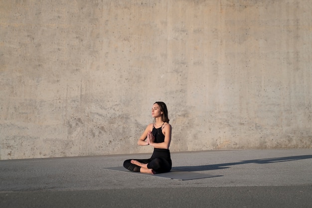Full shot mulher meditando ao ar livre