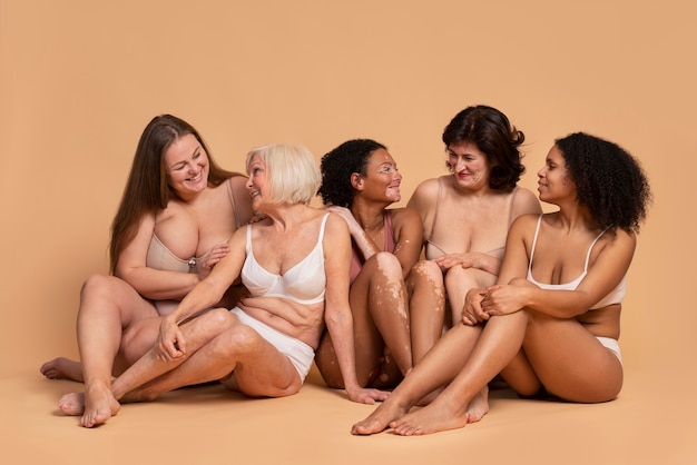 Foto grátis full shot mulheres com belos corpos