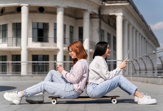 Foto grátis full shot mulheres no longboard