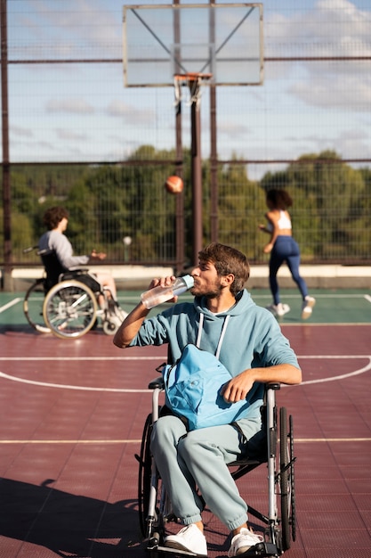 Full shot pessoas jogando basquete