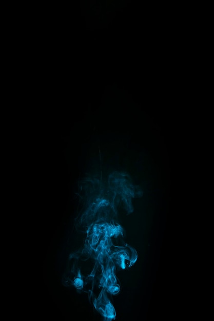 Fumaça azul abstrata no fundo preto