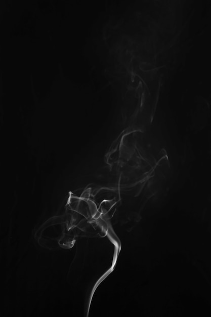 Fumaça branca rodando em torno de fundo preto