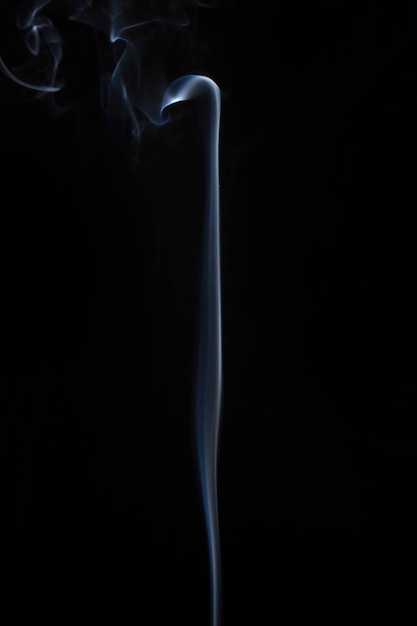 Fumaça de vapor branco sobre fundo preto