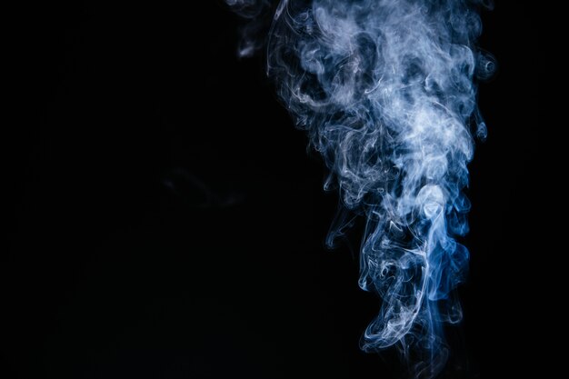Fumaça ondulada azul sobre fundo preto