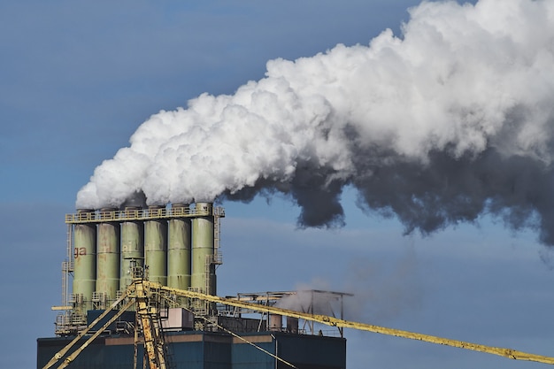 Fumaça saindo de fábricas em uma área industrial