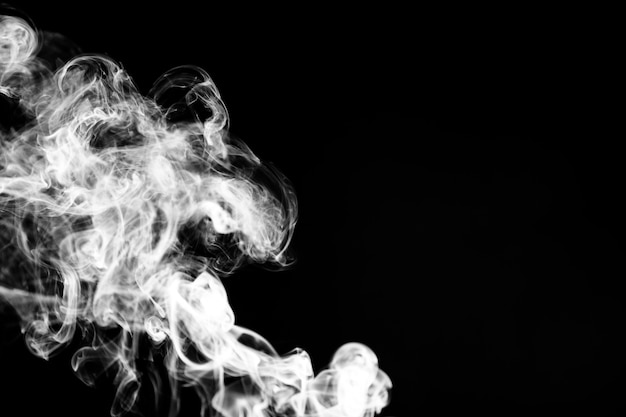 Fumo abstrato em fundo preto Foto gratuita