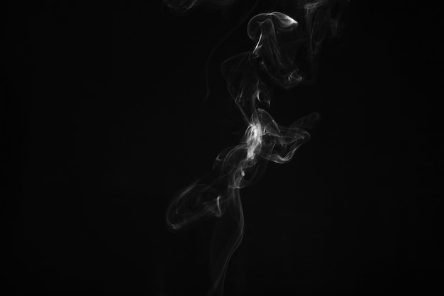 Foto grátis fumo fino em fundo escuro
