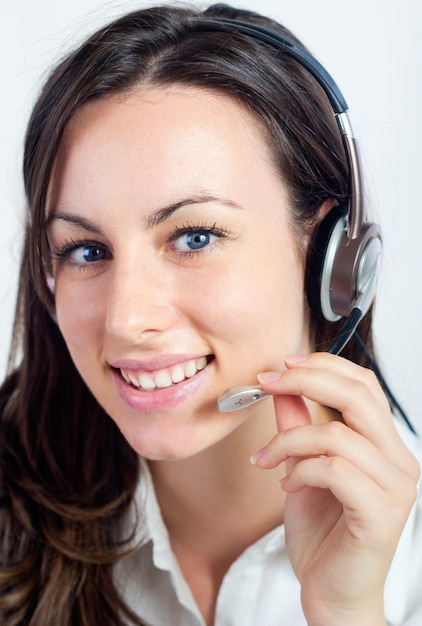 Funcionário de um call-center, sorrindo, câmera